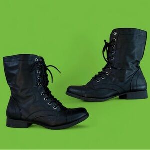 Thrash Women’s Lace Up Combat Boots Size 10